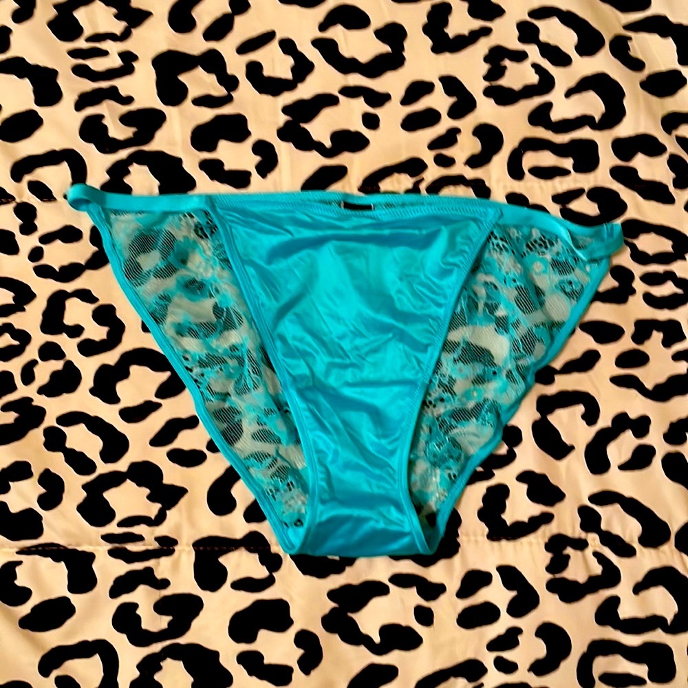 Victoria’s Secret Turquoise Panty. String Bikini. Size Large. NWT